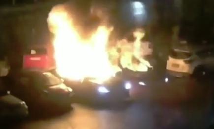 Машина загорелась около ресторана в Краснодаре: видео